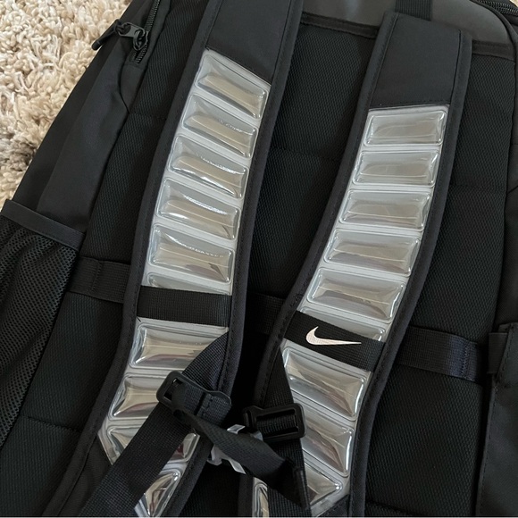 ✔️NWT✔️ NIKE Varsity Elite Backpack Black Metallic Silver - Picture 6 of 12